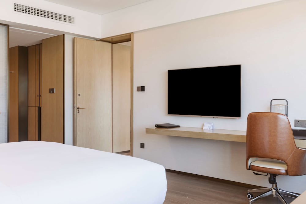 Deluxe Room, 1 King Bed - Photo 4
