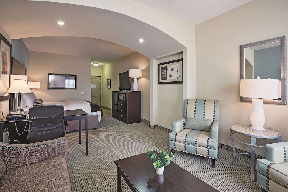 Executive Suite, 1 King Bed, Non Smoking - Photo 2