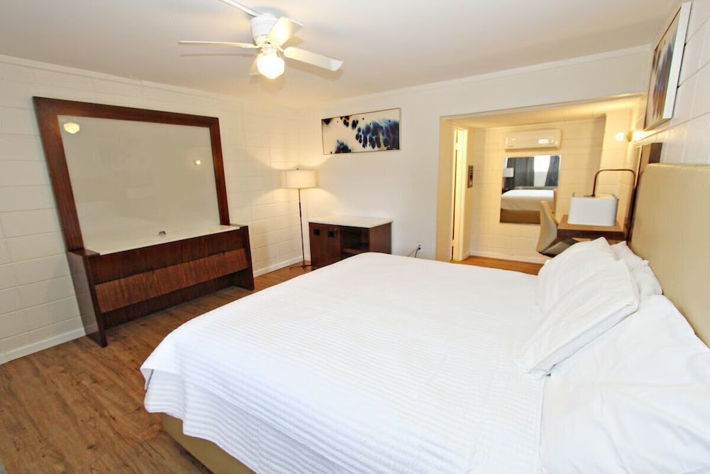 Room, 2 Queen Beds - Photo 9
