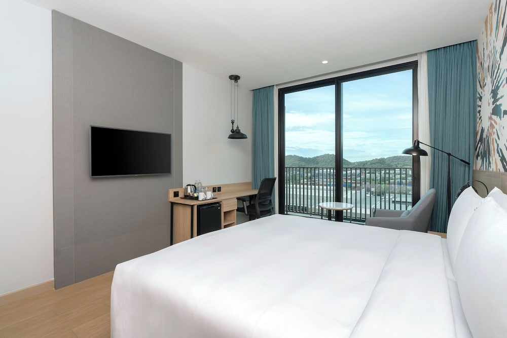 Standard Room, 1 King Bed, Balcony - Photo 4
