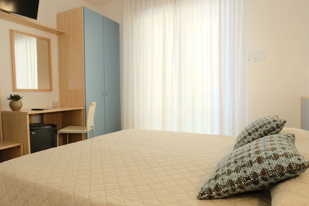 Standard Quadruple Room, Partial Sea View, photo 6