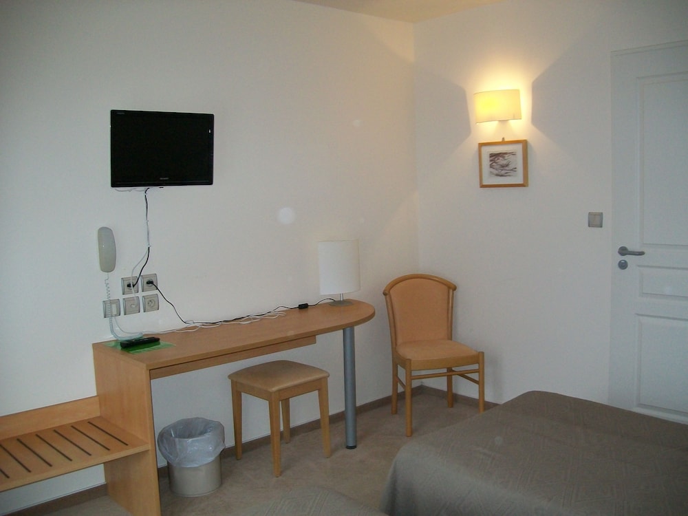 Twin Room, Non Smoking (Parking side) photo 3