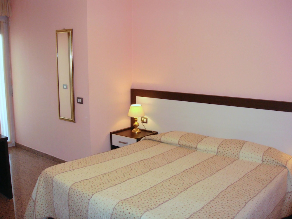 Standard Double or Twin Room, Ensuite photo 2