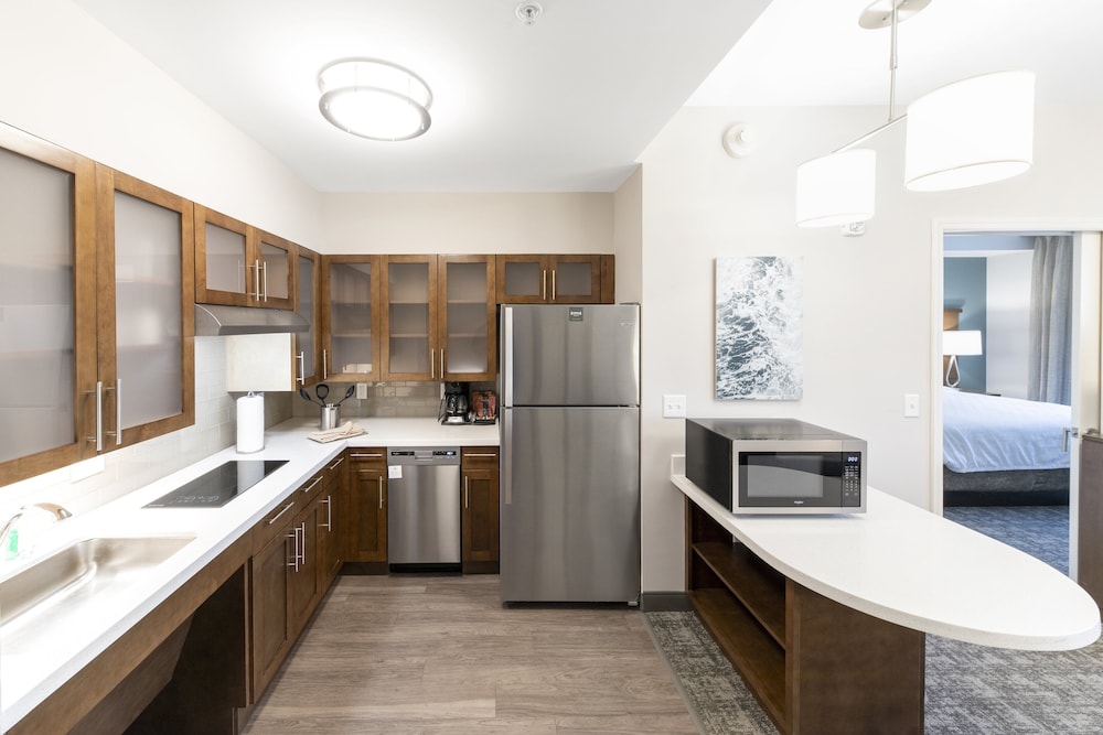 Suite, 1 Bedroom, Kitchen, Pool View photo 1