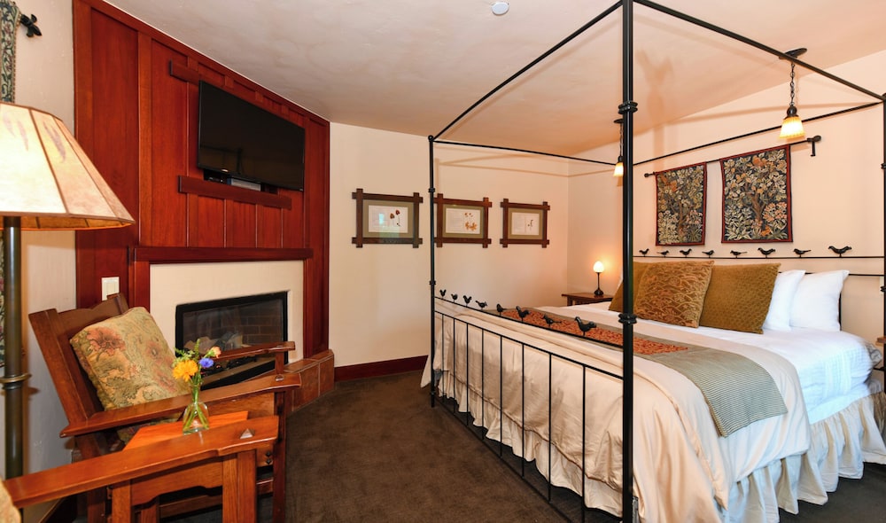 08 Superior king spa with fireplace