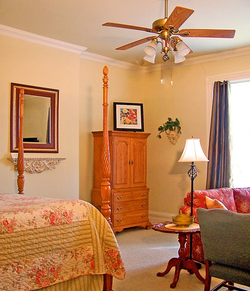 Luxury Room, 1 Queen Bed, Private Bathroom, Garden View photo 2