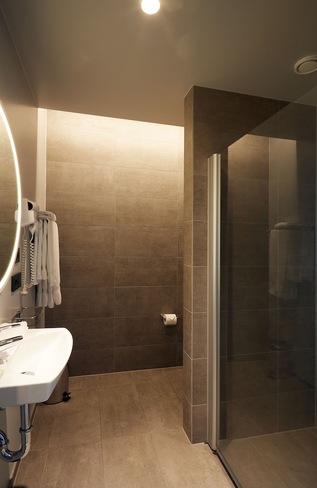 Deluxe Double or Twin Room - Photo 6