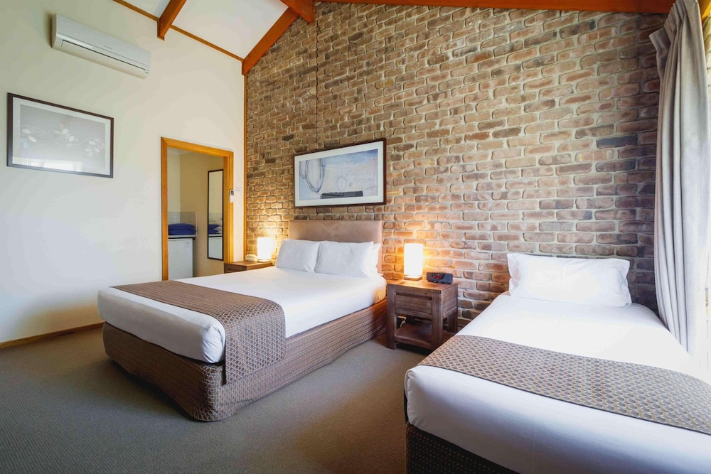 Standard Room, Multiple Beds, Non Smoking photo 3