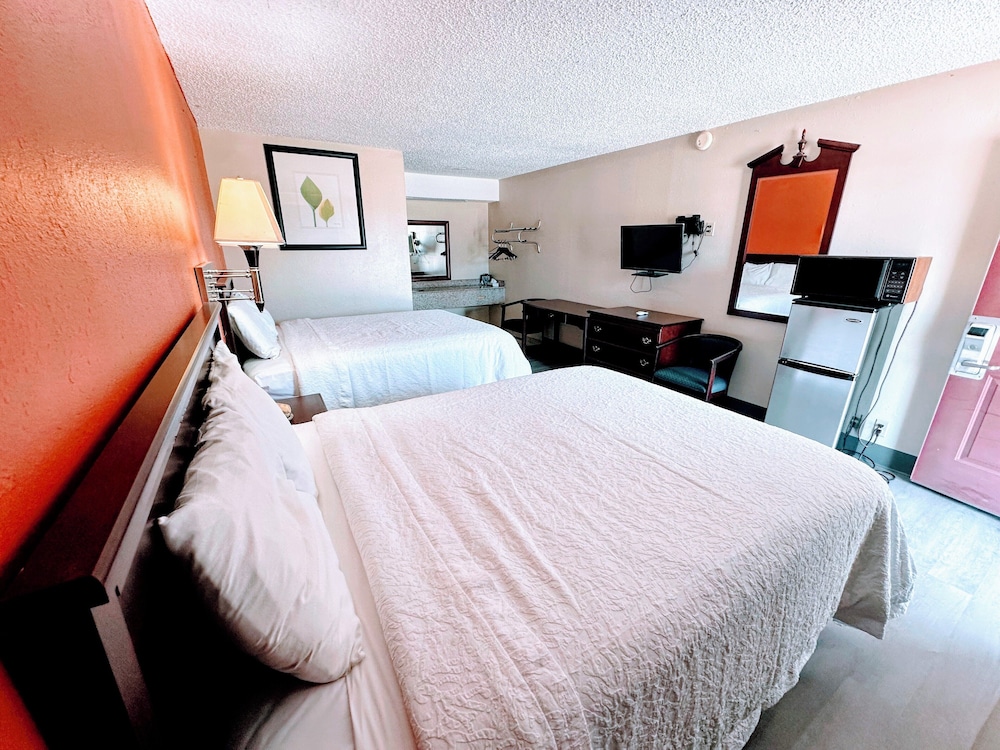Comfort Room, 2 Queen Beds, Smoking photo 2
