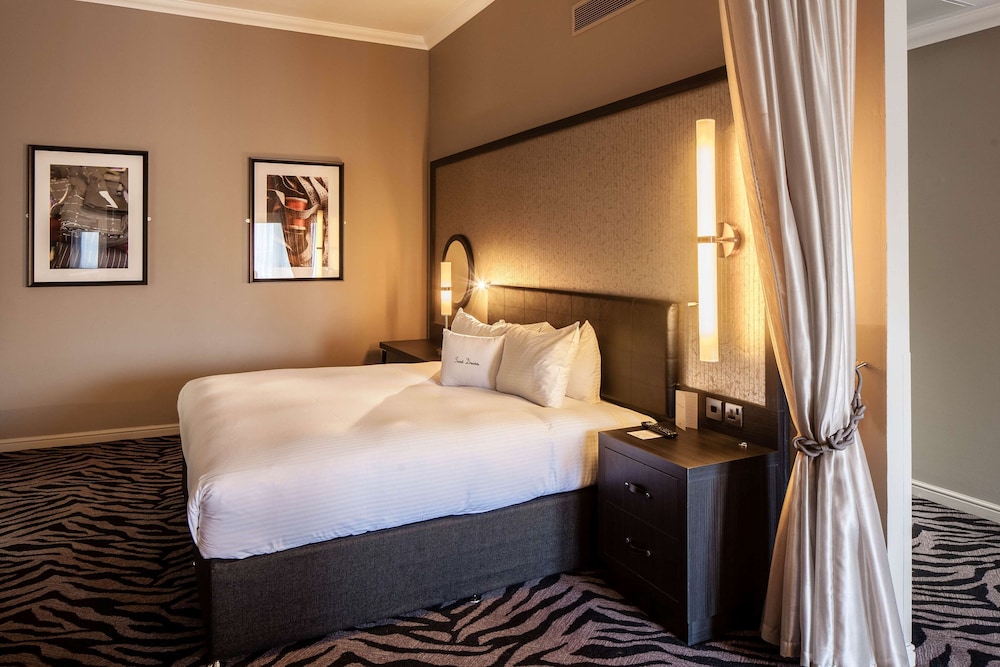Junior Suite, 1 King Bed (Castle View) thumbnail 6