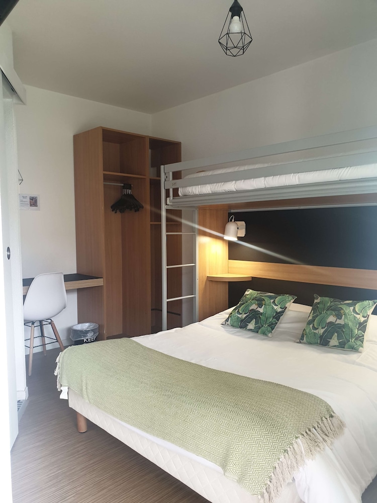 Standard Room, Multiple Beds - Photo 7