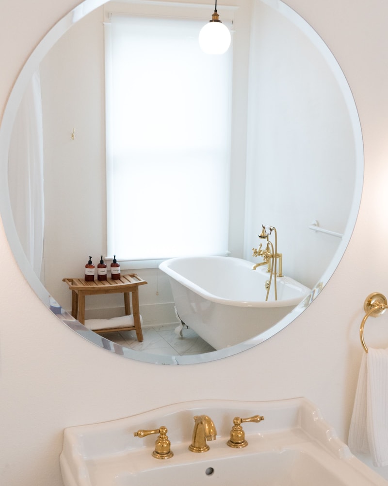 Luxury Suite, 1 King Bed, Balcony, City View (Parlor) photo 3