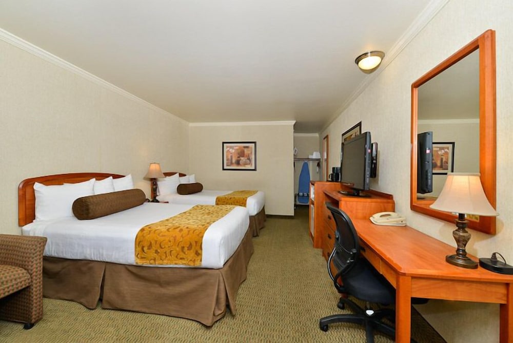 Standard Room, 2 Queen Beds, Non Smoking, Kitchen (Third bed is a Sofabed, Full Kitchen) - Photo 2