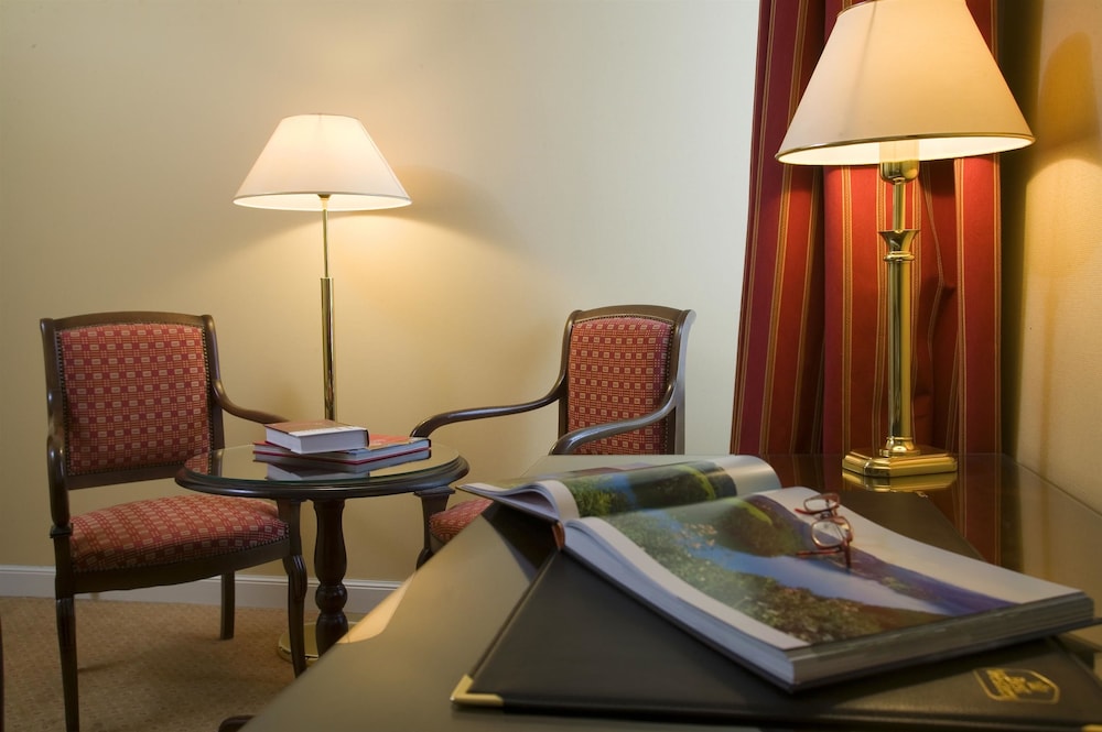 Junior Suite, 1 Queen Bed, Non Smoking, Bathtub (Larger Room;Twin bed on request) - Photo 2
