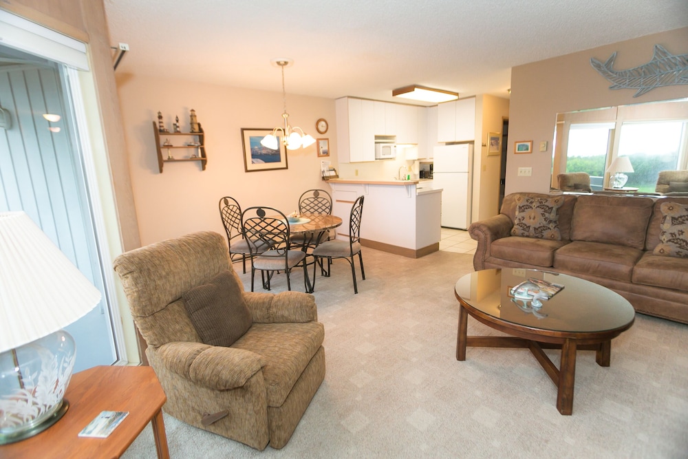 Signature Room, 1 King Bed with Sofa bed, Kitchen, Pool View (1 Bedroom Unit- Room 208-Pet Friendly) - Photo 9