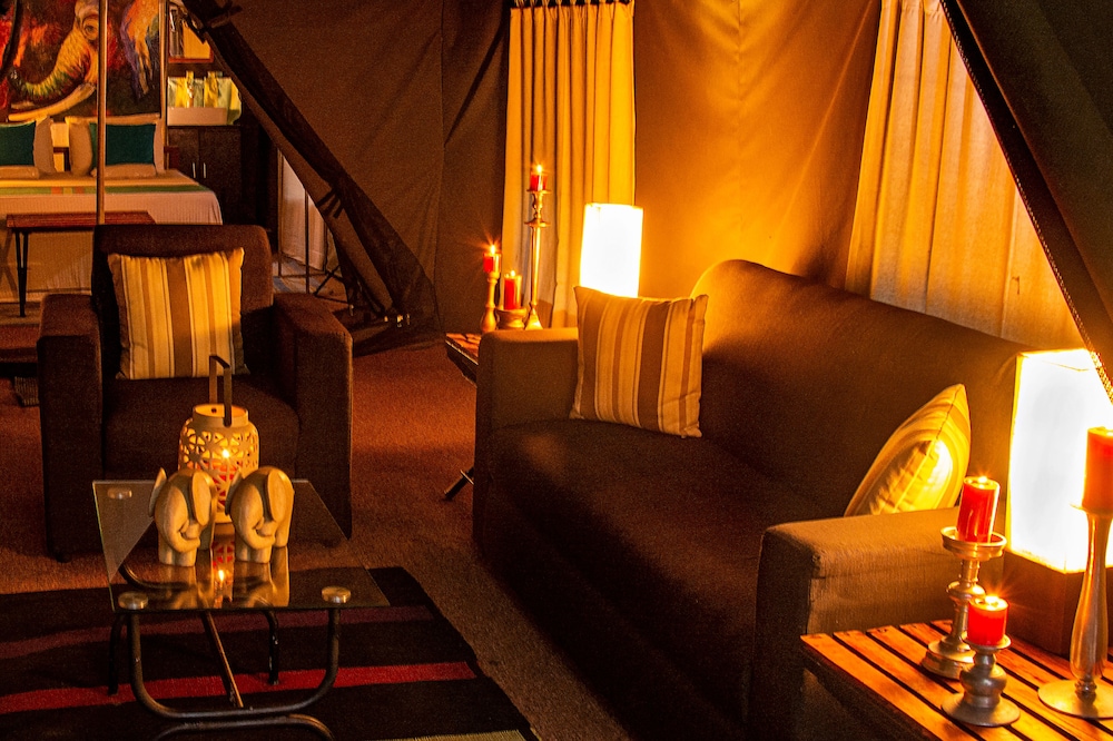 Glamping suite bordering Udawalawe with bush walk photo 2