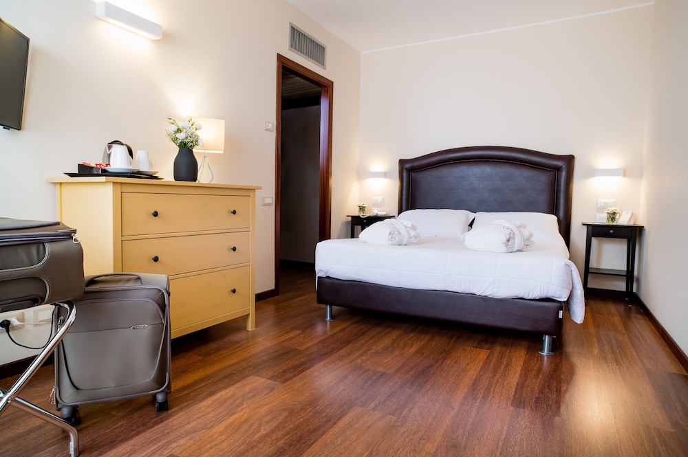 Junior Suite, 1 Double or 2 Twin Beds - Photo 2