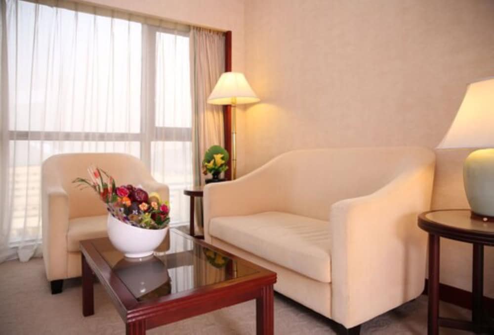 Executive Deluxe Room 1 King Bed - Photo 3