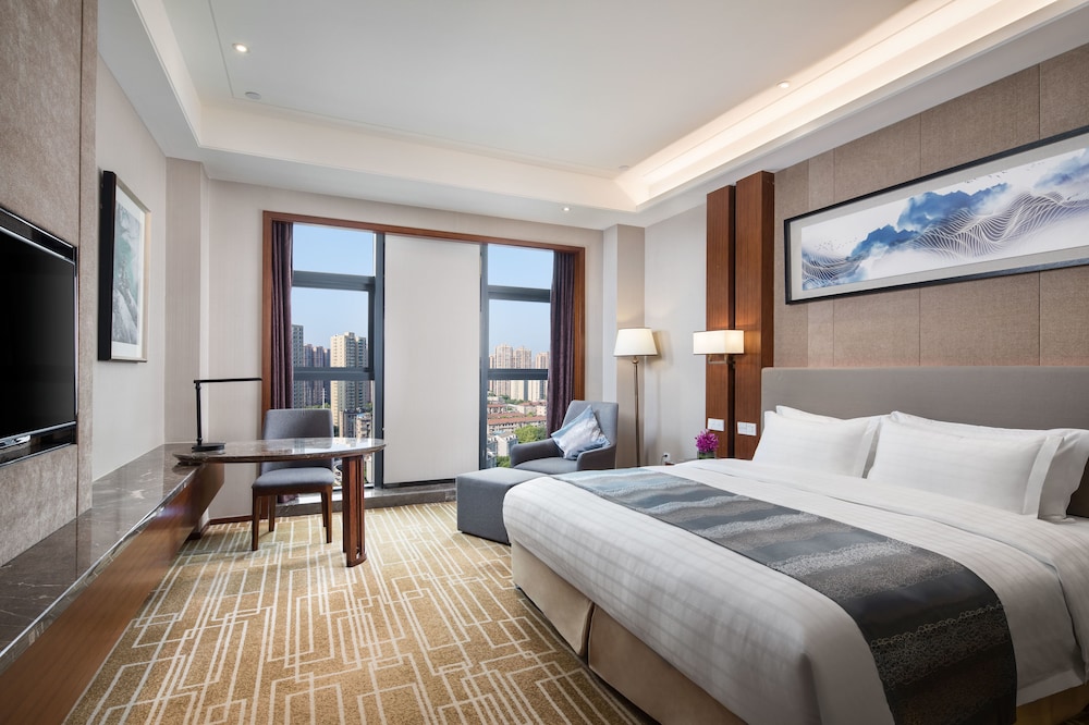 Deluxe Room, 1 King Bed, Smoking photo 1