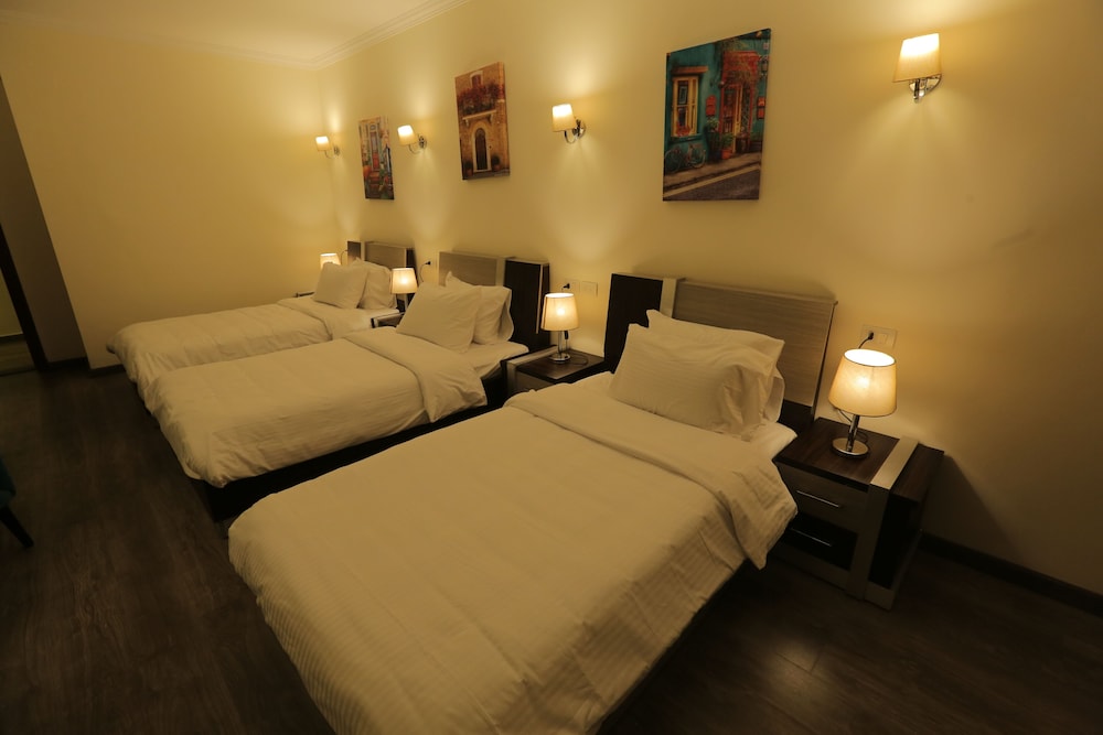 Standard Triple Room, City View - Photo 5