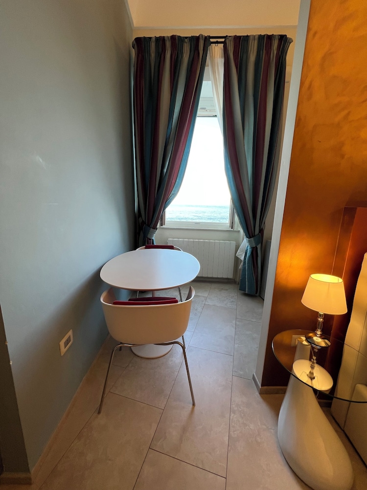 Deluxe Studio Suite, 1 Queen Bed, Sea Facing photo 2