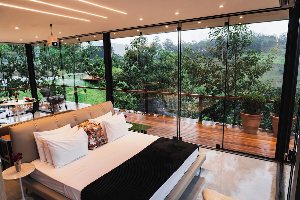 Deluxe Loft, Hill View