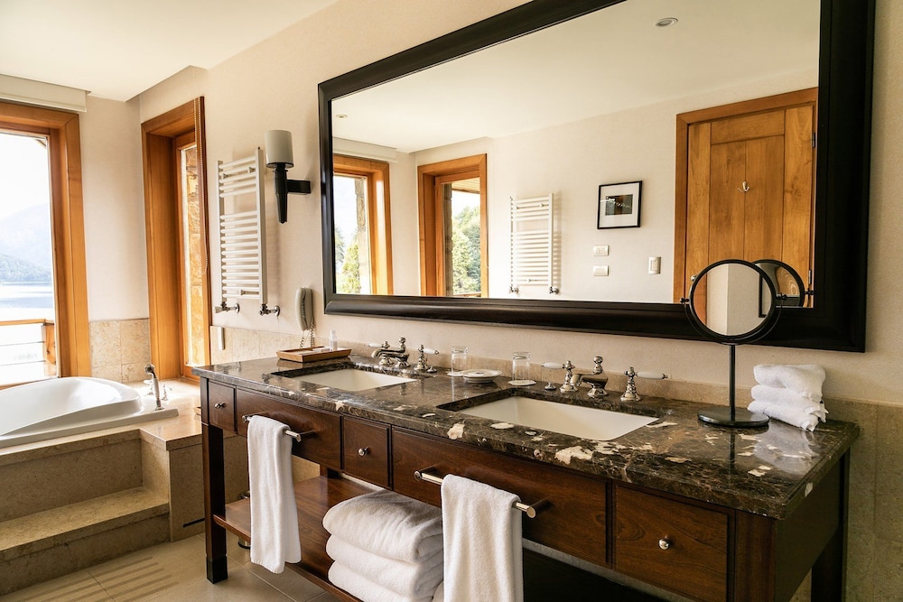 Deluxe Suite, 1 King Bed, Balcony, Lake View thumbnail 6