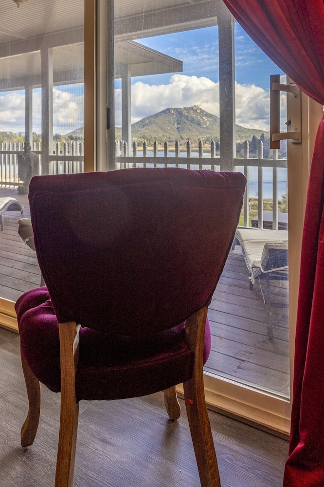 Panoramic Studio, Bathtub, Lake View - Photo 3