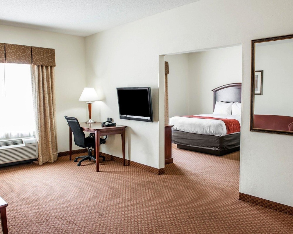 Suite, 1 Bedroom, Non Smoking (2 Queen Beds with Sofa Bed) - Photo 1