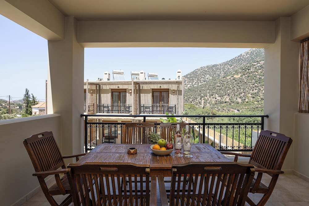 Three Bedroom Villa - Split Level photo 3