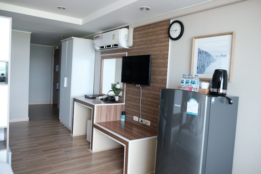 Family Room thumbnail 5
