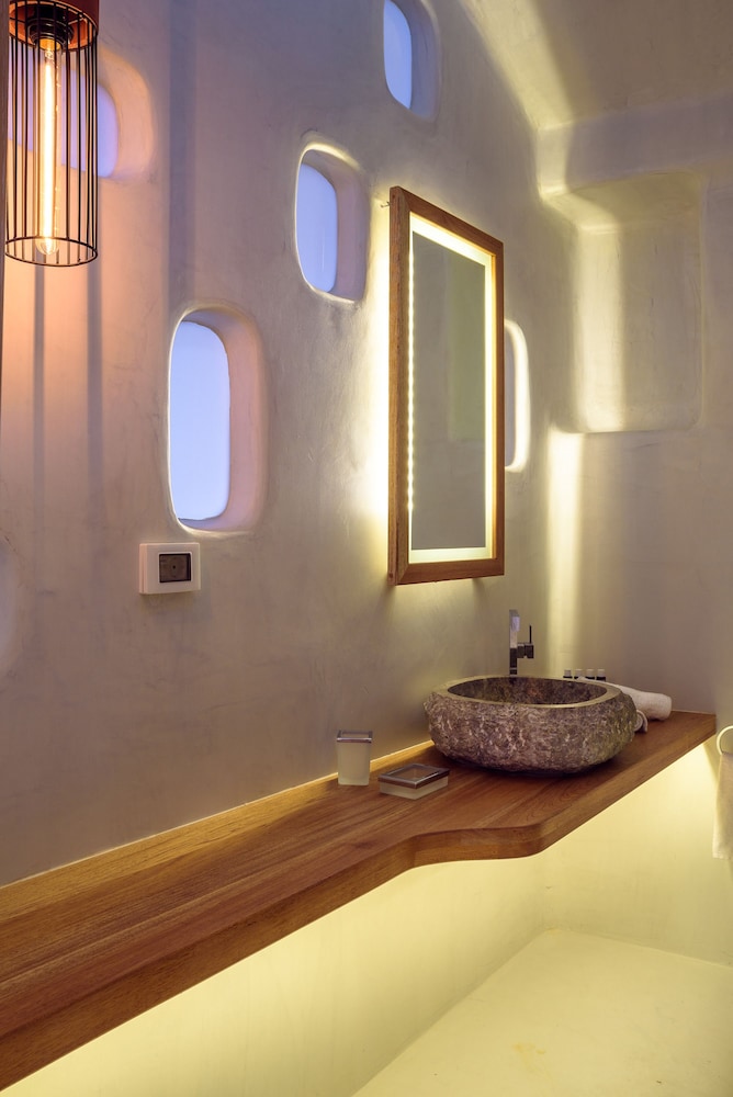 Senior Villa with Outdoor Plunge Pool and Caldera View - Photo 18