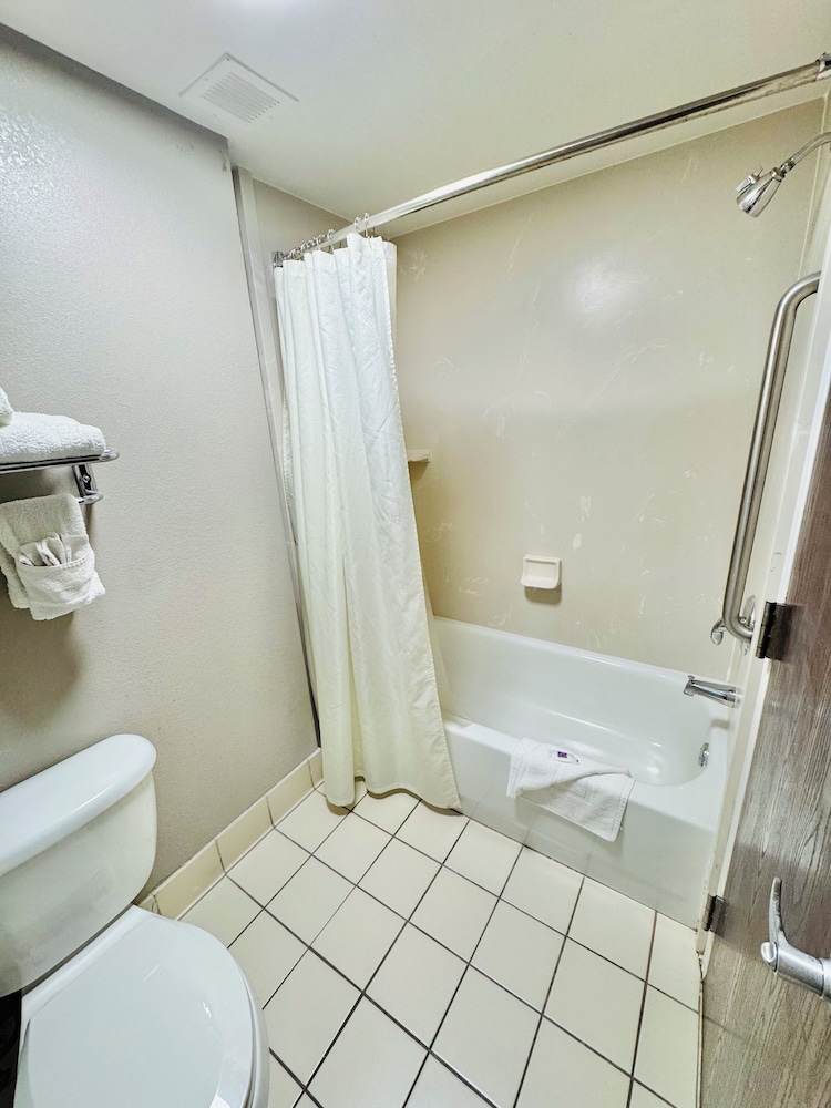 Standard Room, 1 Double Bed, Accessible, Non Smoking - Photo 8