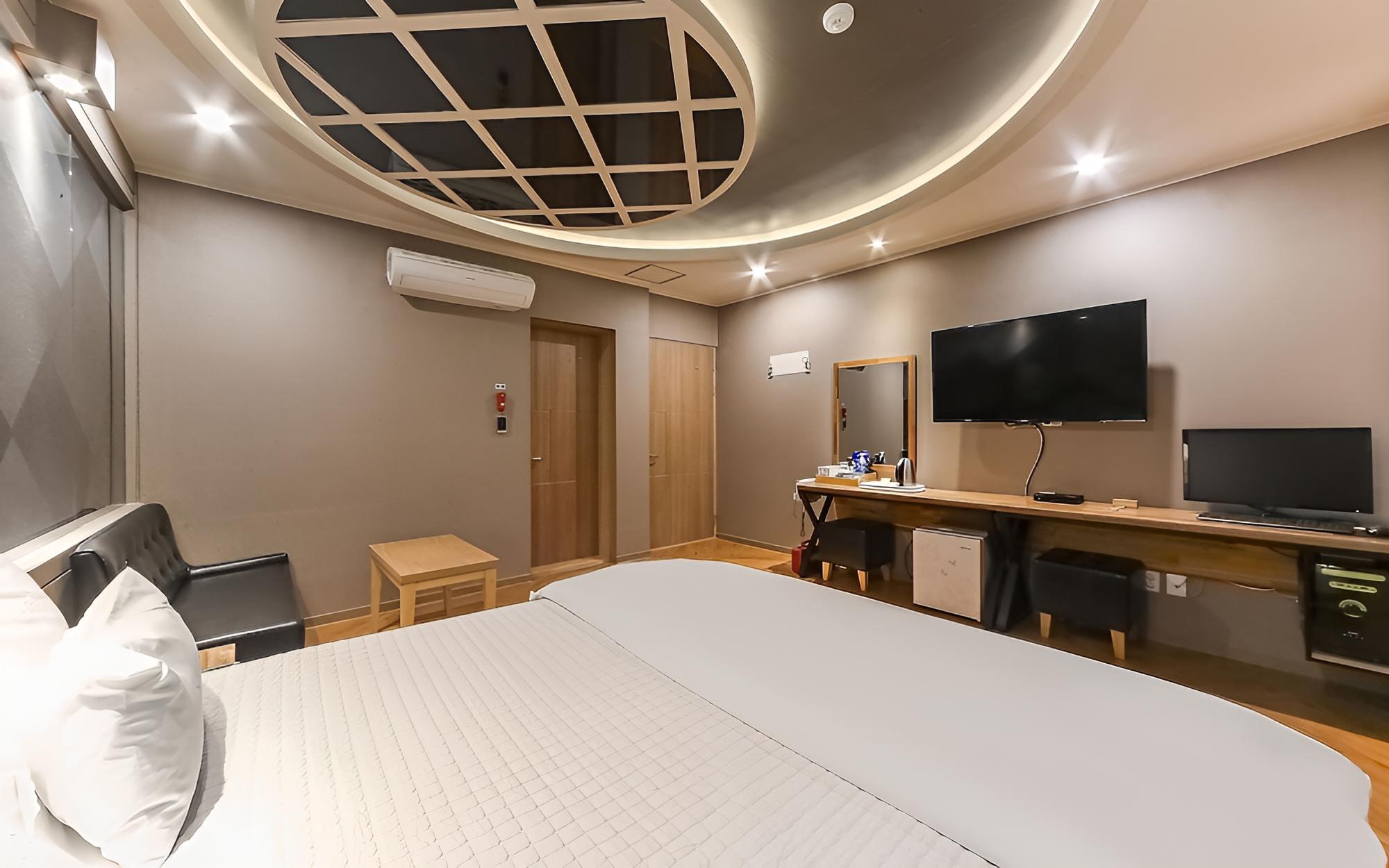 Room (Standard (PC/Air Purifier/Netflix)) photo 1