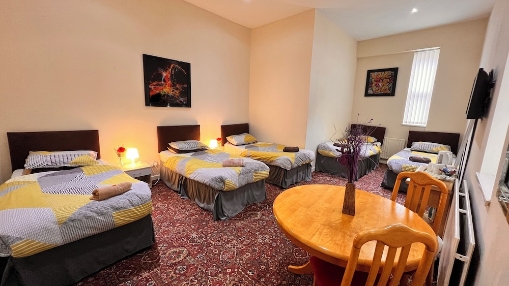 Family Room, Private Bathroom (Sleeps 5) photo 1