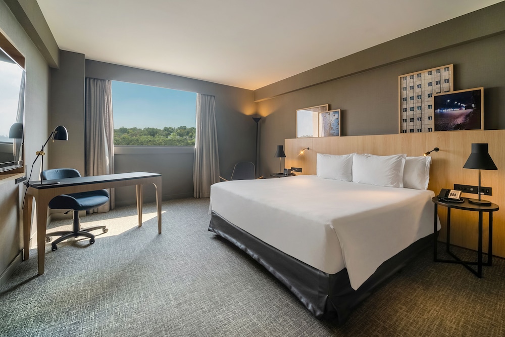 Deluxe Room, 1 King Bed (Luxury)