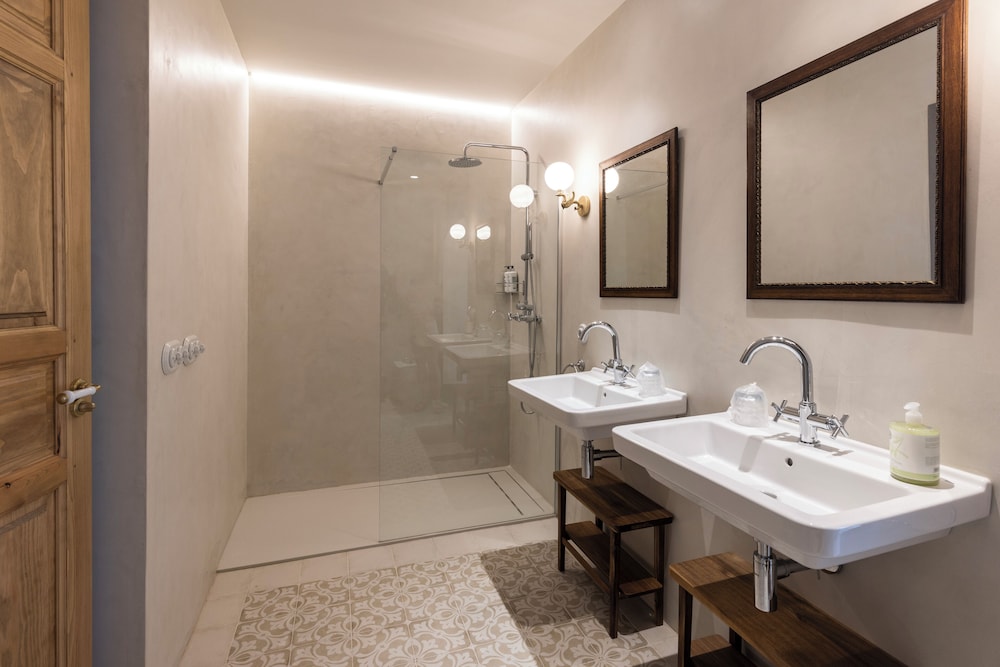Standard Double Room - Photo 8