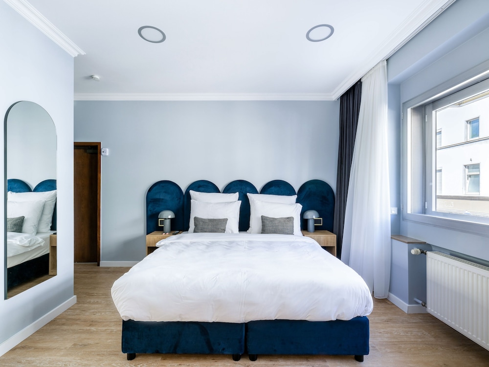 Large Studio with Kitchenette - Photo 1