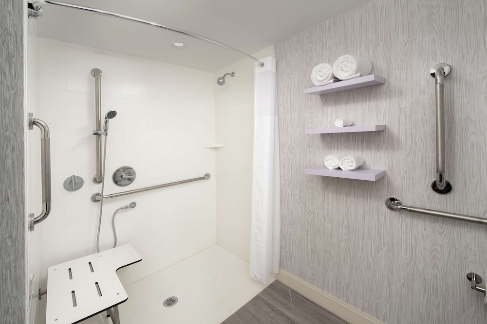 Room, 1 King Bed, Accessible (Hearing) - Photo 3