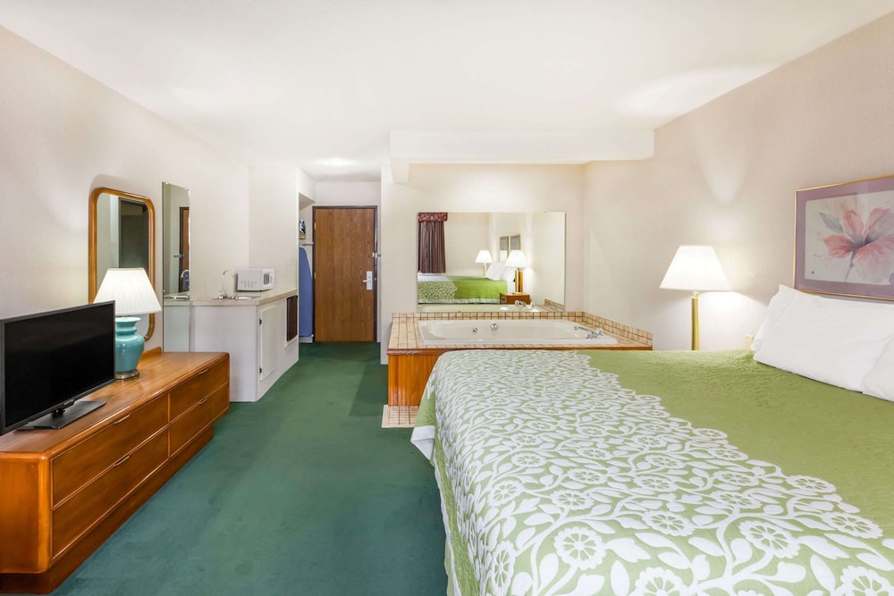 Deluxe Room, 1 King Bed, Non Smoking - Photo 1
