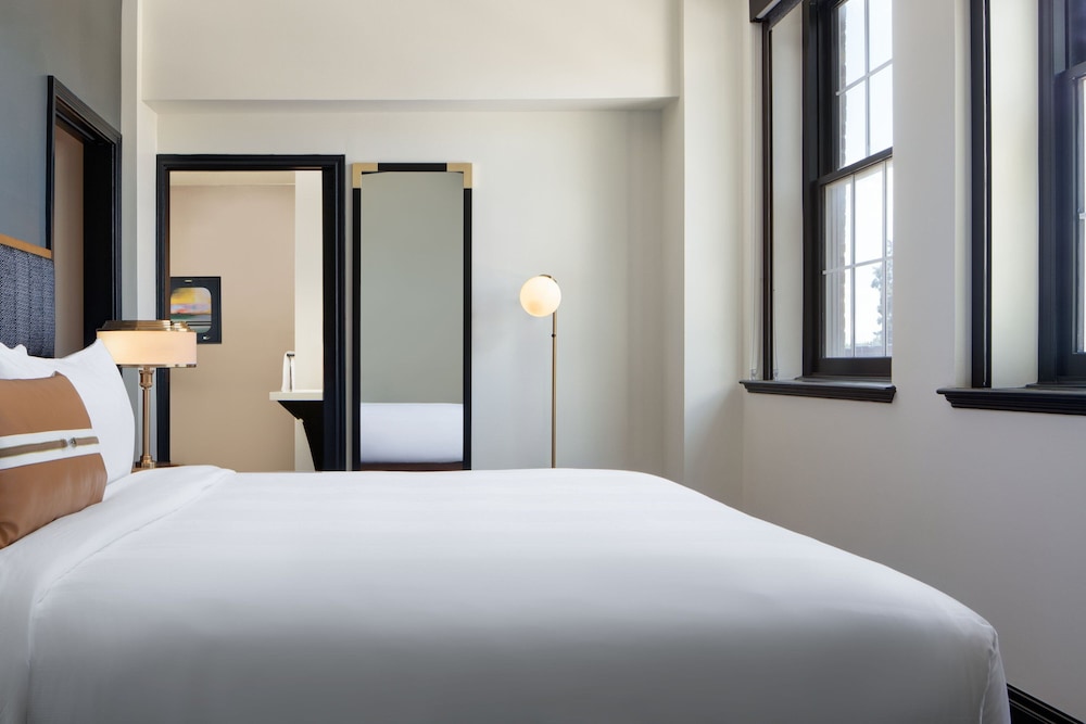 Suite, 1 King Bed - Photo 2