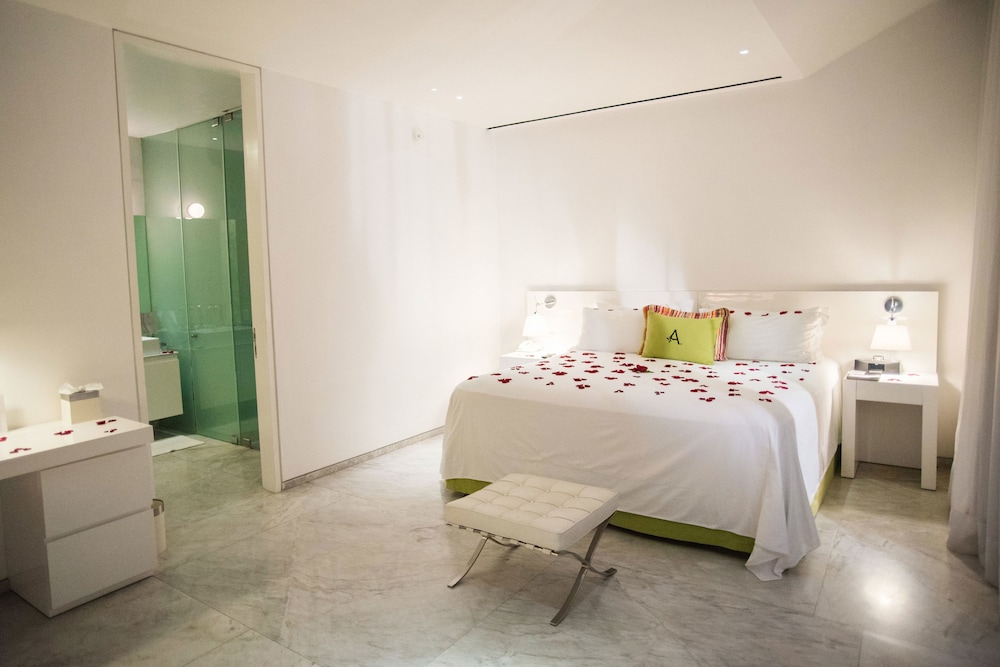 Presitential suite with hot tub and jacuzzi photo 2