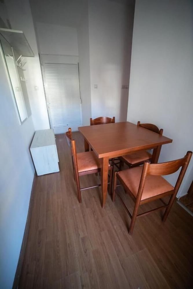 Basic Apartment - Photo 7