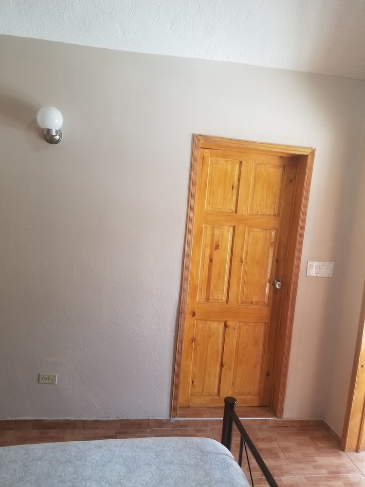 Basic Single Room, 1 Queen Bed, Non Smoking photo 1