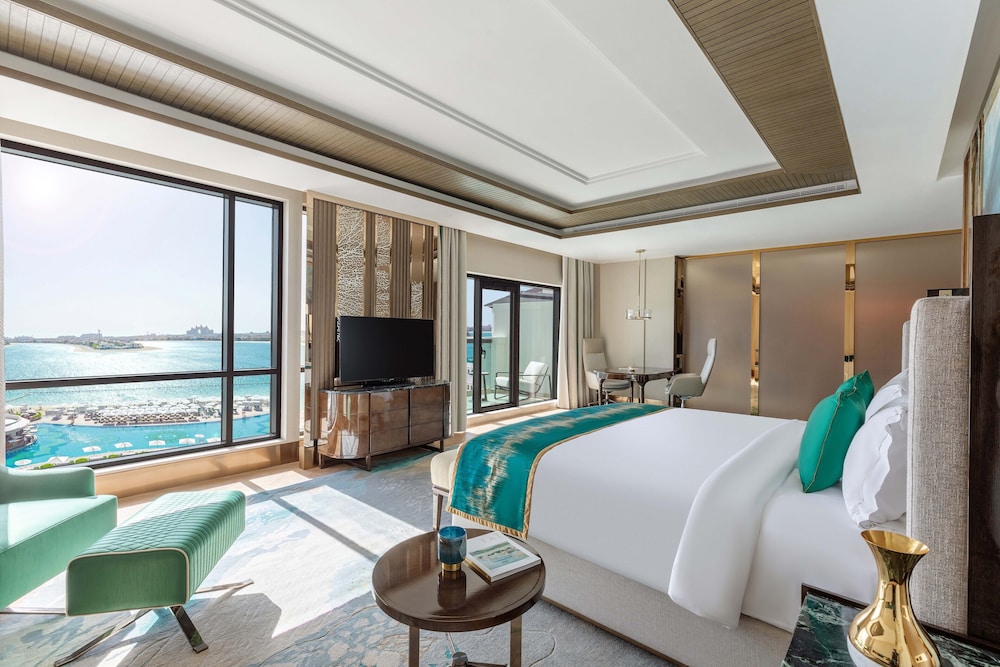Presidential Suite Four Bedroom Sea View with Club Lounge Access