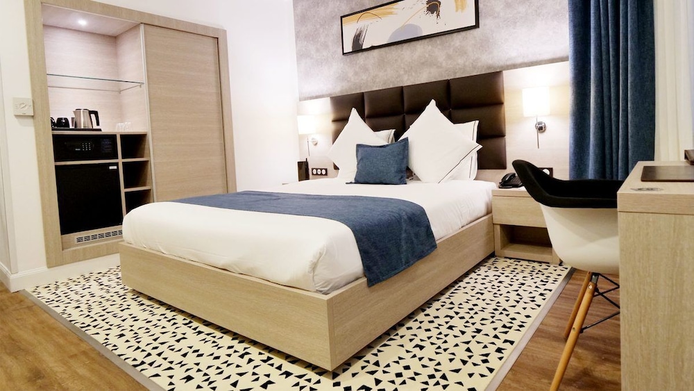 Deluxe Double Room, 1 King Bed, Non Smoking, Mountain View photo 2