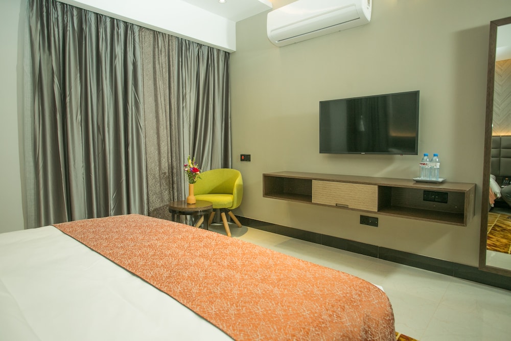 Premium Room, 1 King Bed, Balcony, City View photo 3