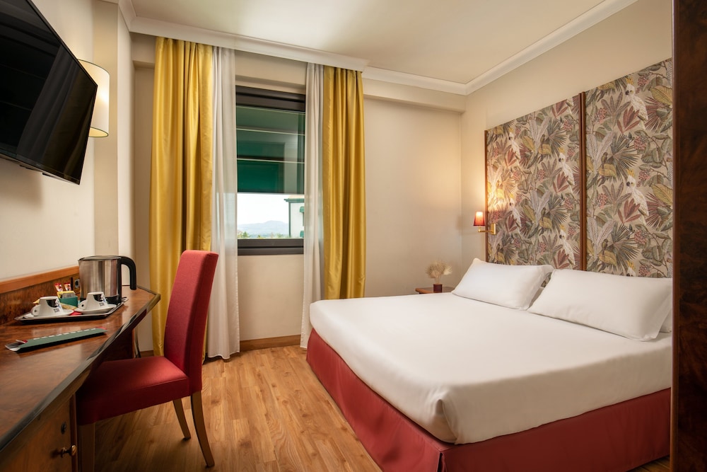 Comfort Room, 1 Queen Bed, Smoking (Converts to 2 Twin Beds) - Photo 3