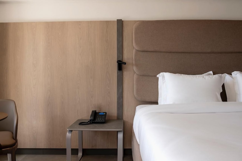 Luxury Double Room, 1 King Bed, Patio photo 3