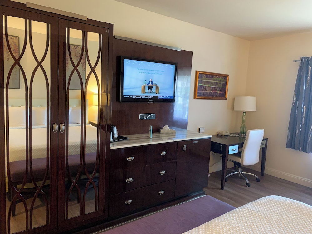 Deluxe Room, 1 King Bed, Accessible photo 2